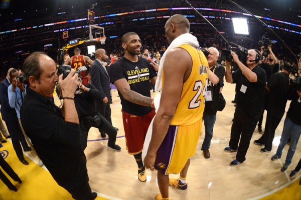 Irving đã tweet: Chúc mừng sinh nhật Kobe! Truyền thuyết của bạn sẽ luôn tồn tại trong trái tim của 