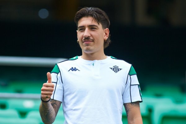 Bellerin: Wenger coi bóng đá