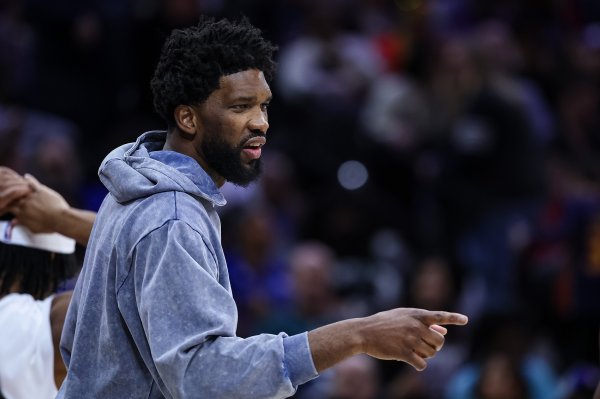 Y tá: Embiid có thể chơi ở t